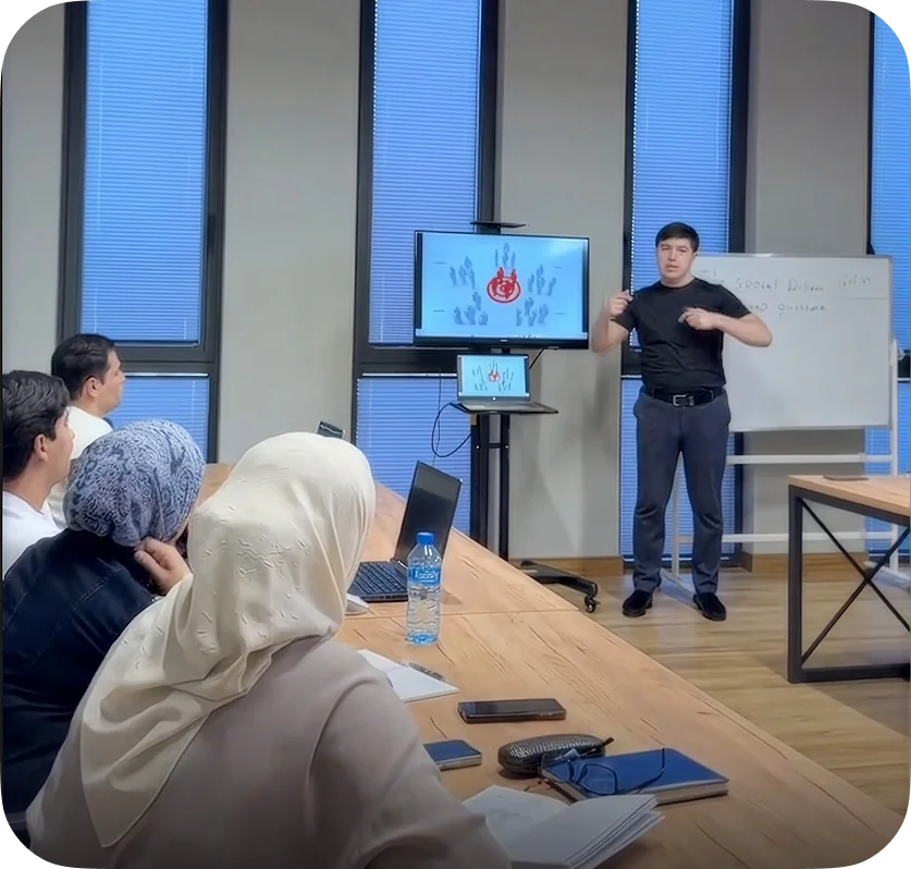 Adras Academy o‘quv markazida jonli dars